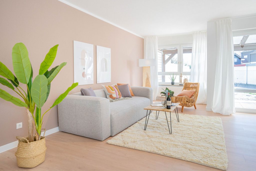 Heike Uhlemann – Deine Home Staging Expertin. Auf dem Foto ist ein Beispiel für eine gelungene Umsetzung eines Farb- und Materialkonzepts zu sehen.