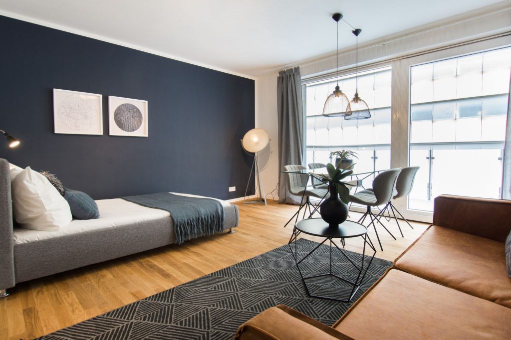 Heike Uhlemann – Deine Home Staging Expertin. Auf dem Foto ist ein Beispiel für den Einsatz von Farbe in einem kleinen Raum zu sehen.