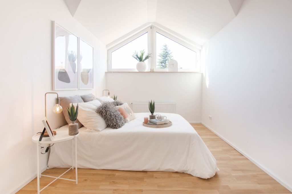 Heike Uhlemann – Deine Home Staging Expertin. Auf dem Foto ist ein Beispiel für ein kleines Schlafzimmer zu sehen, dass minimalistisch eingerichtet wurde.