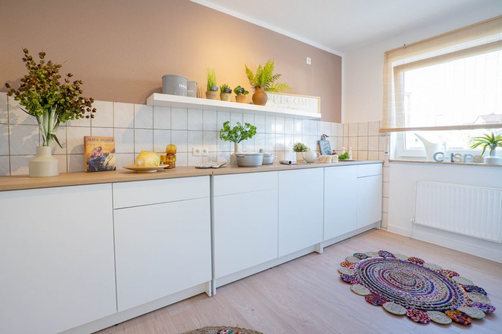 Heike Uhlemann – Deine Home Staging Expertin. Auf dem Foto ist ein Beispiel für ein Home Staging einer Küche zu sehen, in der die Dekoration optimal eingesetzt wurde.