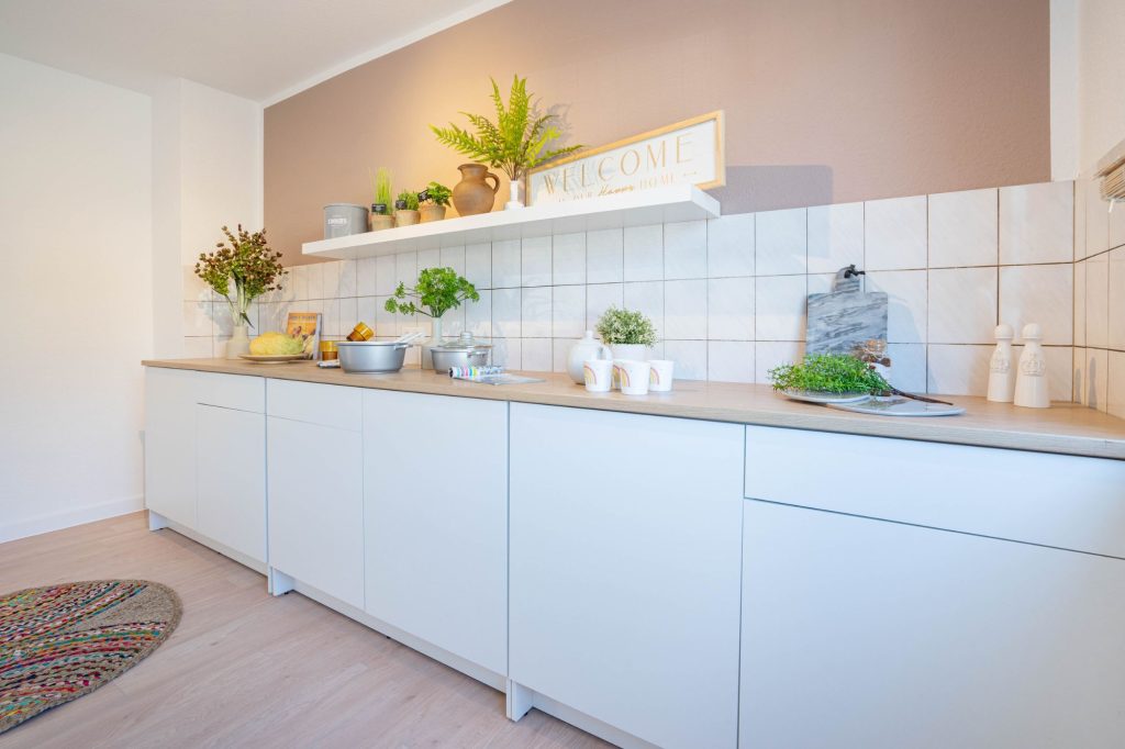 Heike Uhlemann – Deine Home Staging Expertin. Auf dem Foto ist ein Beispiel für ein Home Staging mit einer echten Küche zu sehen