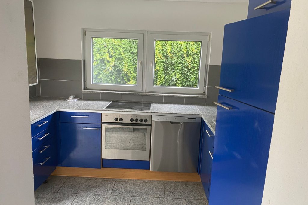 Heike Uhlemann – Deine Home Staging Expertin. Auf dem Foto ist ein Beispiel für eine vorhandene Küche zu sehen, die durch ein Home Staging aufgewertet werden muss.