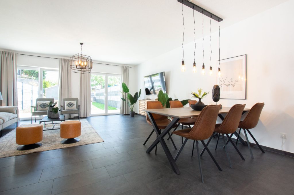 Heike Uhlemann – Deine Home Staging Expertin. Home Staging Regeln – Auf dem Foto ist ein Beispiel für ein gelungenes Home Staging in einem Wohn- und Esszimmer zu sehen, in dem die Balance im Raum optimal eingehalten wurde.