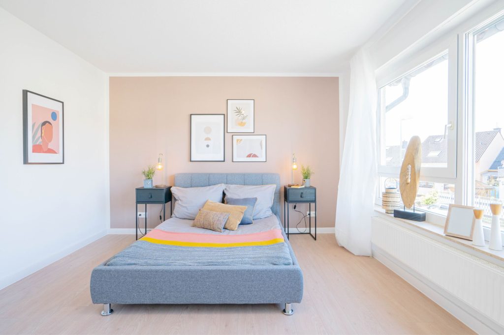 Heike Uhlemann – Deine Home Staging Expertin. Home Staging Regeln – Auf dem Foto ist ein Beispiel für ein gelungenes Home Staging in einem Schlafzimmer mit symmetrisch angeordneter Einrichtung zu sehen